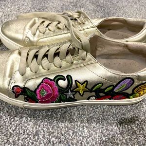 Kenneth Cole size 10 gold floral sneakers.